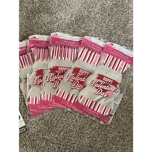 Illumination Minions Googly Eye Sticker Valentines with Treat Bags - Picture 3 of 10